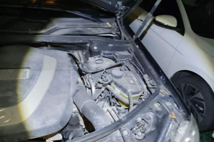 Used Mercedes-Benz M-Class 2010 ML 300 4MATIC Engine Bay Left