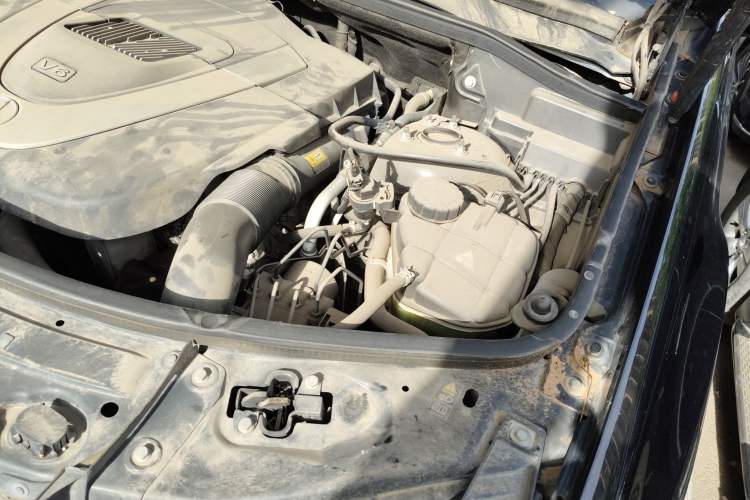 Used Mercedes-Benz M-Class 2010 ML 300 4MATIC Engine Bay Left