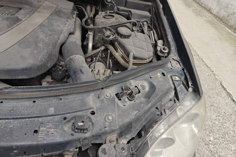 Used Mercedes-Benz M-Class 2010 ML 300 4MATIC Engine Bay Left