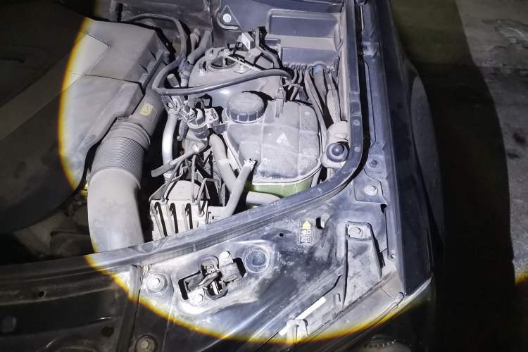 Used Mercedes-Benz M-Class 2010 ML 350 4MATIC Luxury Model Engine Bay Left