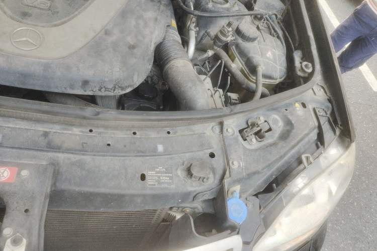 Used Mercedes-Benz M-Class 2010 ML 300 4MATIC Engine Bay Left