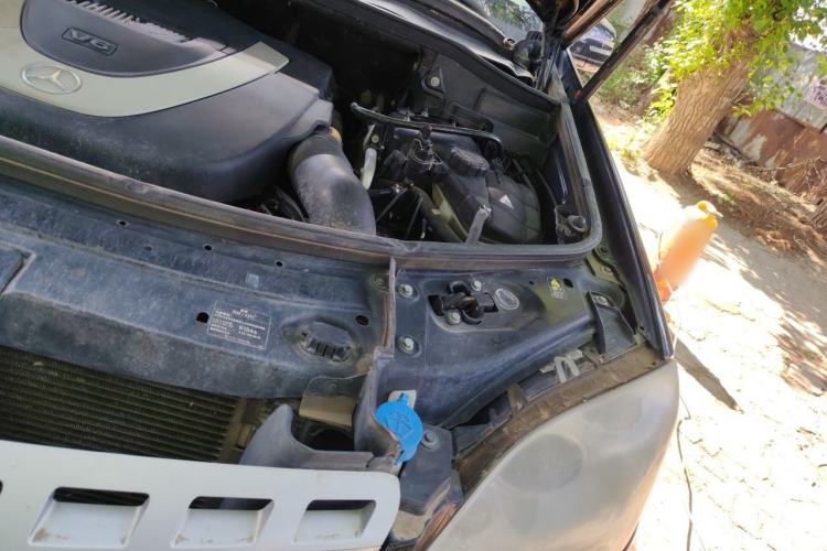 Used Mercedes-Benz M-Class 2010 ML 300 4MATIC Engine Bay Left