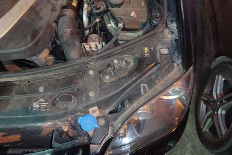 Used Mercedes-Benz M-Class 2010 ML 300 4MATIC Engine Bay Left