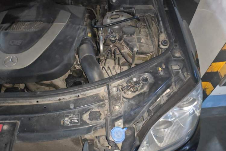 Used Mercedes-Benz M-Class 2010 ML 300 4MATIC Engine Bay Left