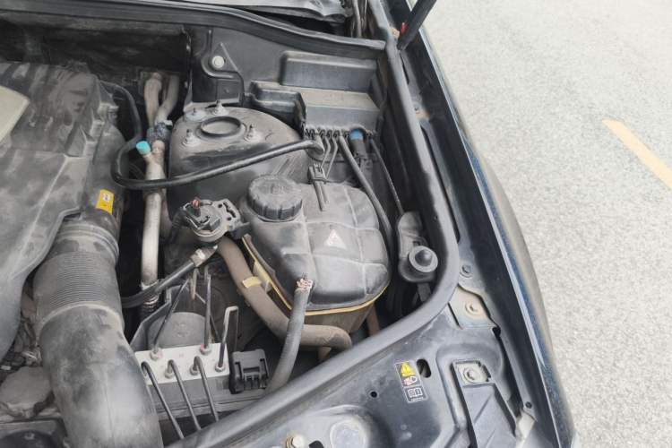 Used Mercedes-Benz M-Class 2010 ML 300 4MATIC Engine Bay Left