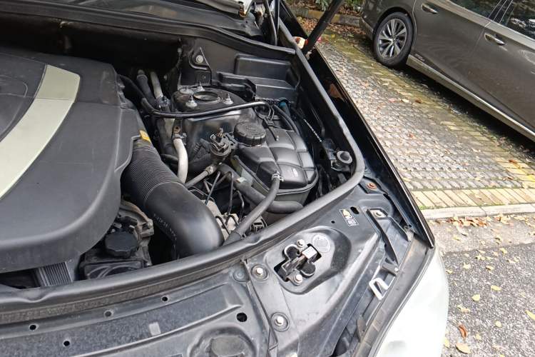 Used Mercedes-Benz M-Class 2010 ML 300 4MATIC Engine Bay Left
