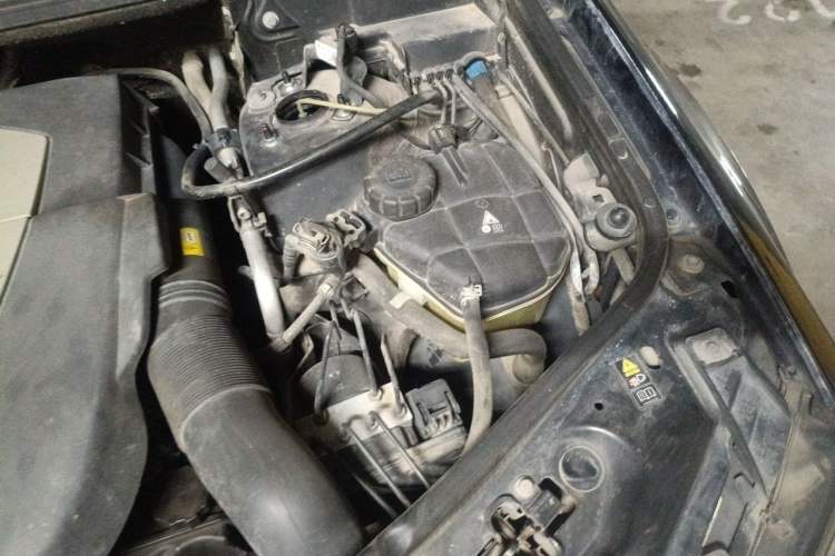 Used Mercedes-Benz M-Class 2010 ML 350 4MATIC Luxury Model Engine Bay Left