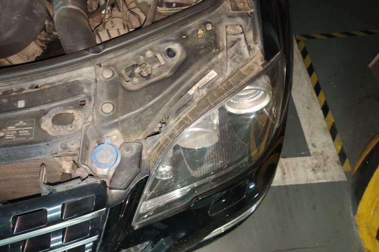 Used Mercedes-Benz M-Class 2010 ML 350 4MATIC Luxury Model Engine Bay Left