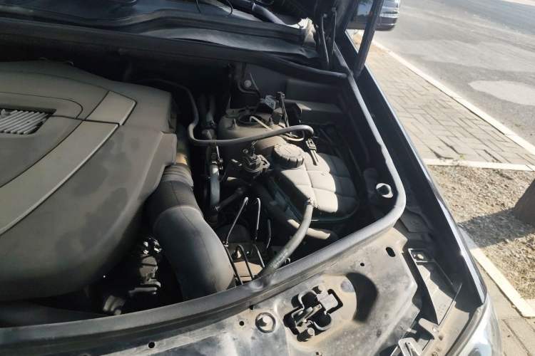 Used Mercedes-Benz M-Class 2010 ML 350 4MATIC Luxury Special Edition Engine Bay Left