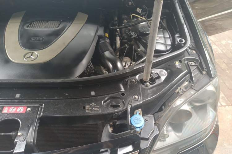 Used Mercedes-Benz M-Class 2010 ML 500 4MATIC Engine Bay Left