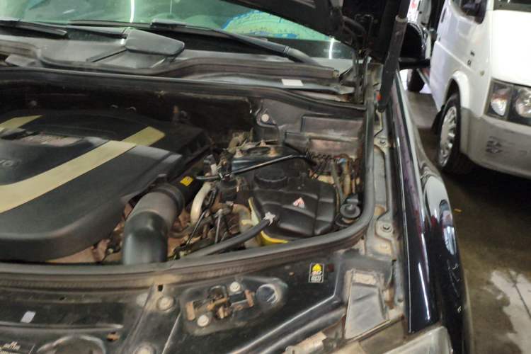 Used Mercedes-Benz M-Class 2010 ML 300 4MATIC Engine Bay Left