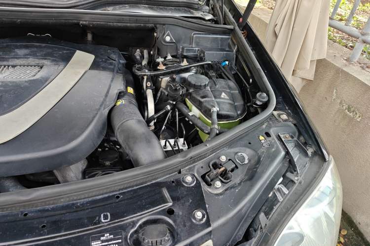 Used Mercedes-Benz M-Class 2010 ML 300 4MATIC Engine Bay Left