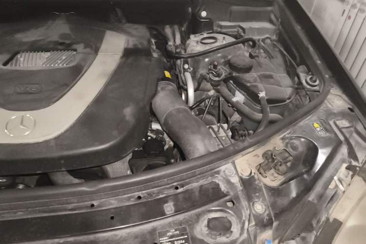 Used Mercedes-Benz M-Class 2010 ML 300 4MATIC Engine Bay Left