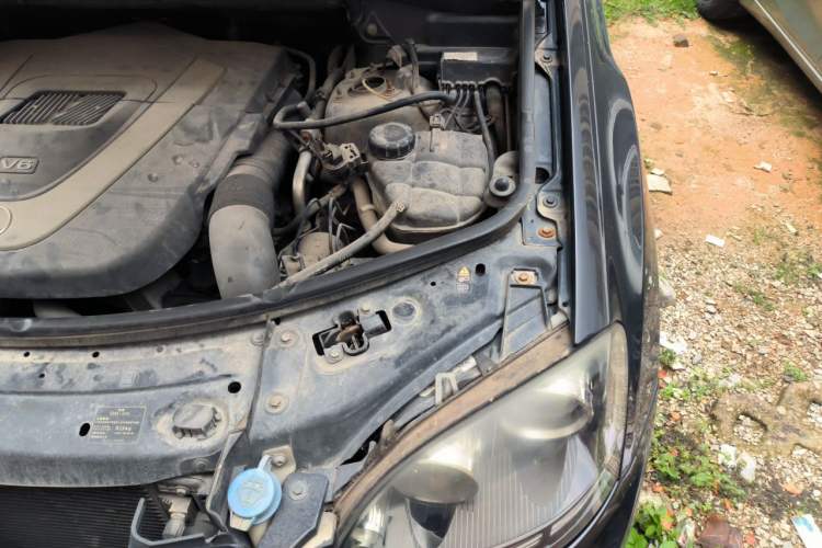 Used Mercedes-Benz M-Class 2010 ML 350 4MATIC Luxury Model Engine Bay Left
