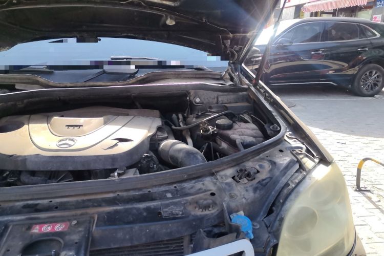 Used Mercedes-Benz M-Class 2010 ML 300 4MATIC Engine Bay Left