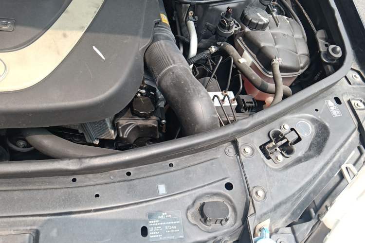 Used Mercedes-Benz M-Class 2010 ML 300 4MATIC Engine Bay Left