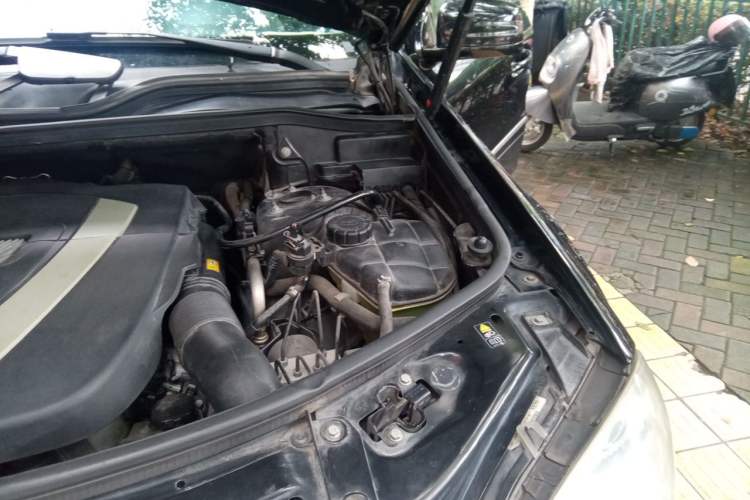 Used Mercedes-Benz M-Class 2010 ML 300 4MATIC Engine Bay Left