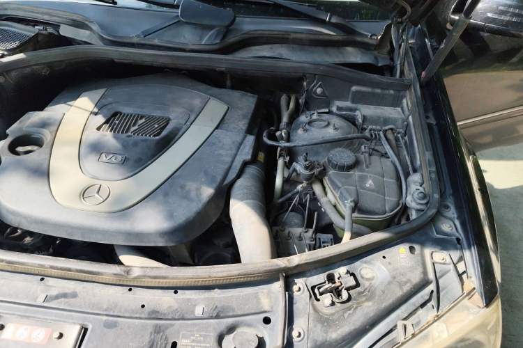 Used Mercedes-Benz M-Class 2010 ML 300 4MATIC Engine Bay Left