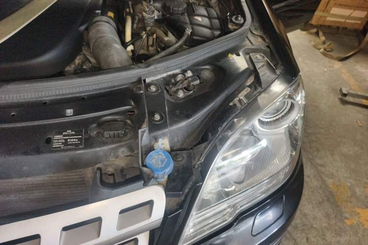 Used Mercedes-Benz M-Class 2010 ML 300 4MATIC Engine Bay Left