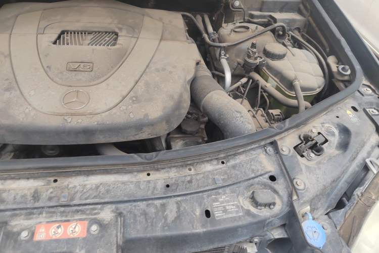 Used Mercedes-Benz M-Class 2010 ML 300 4MATIC Engine Bay Left