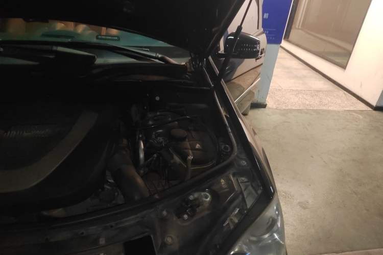 Used Mercedes-Benz M-Class 2010 ML 300 4MATIC Engine Bay Left