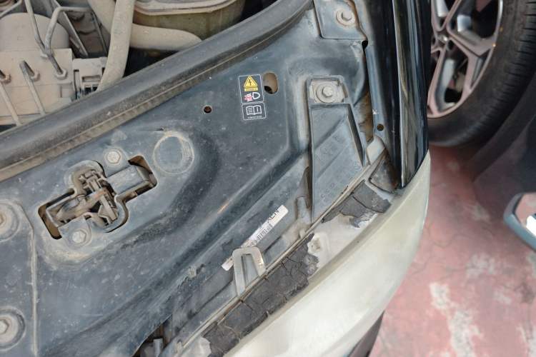 Used Mercedes-Benz M-Class 2010 ML 300 4MATIC Engine Bay Left