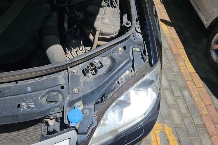 Used Mercedes-Benz M-Class 2010 ML 300 4MATIC Engine Bay Left