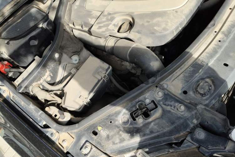 Used Mercedes-Benz M-Class 2010 ML 300 4MATIC Engine Bay Right