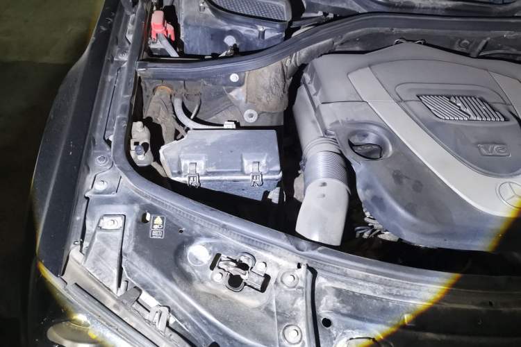 Used Mercedes-Benz M-Class 2010 ML 350 4MATIC Luxury Model Engine Bay Right