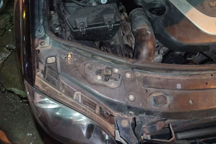 Used Mercedes-Benz M-Class 2010 ML 300 4MATIC Engine Bay Right