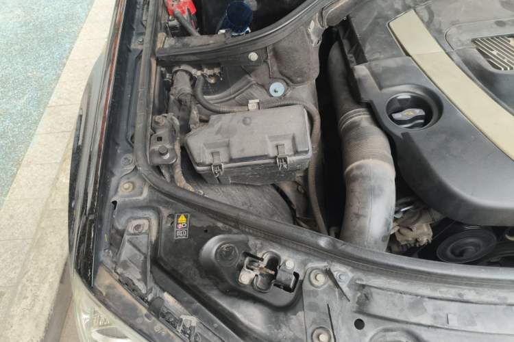 Used Mercedes-Benz M-Class 2010 ML 300 4MATIC Engine Bay Right
