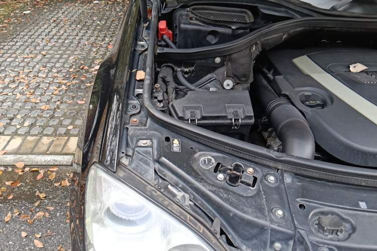 Used Mercedes-Benz M-Class 2010 ML 300 4MATIC Engine Bay Right