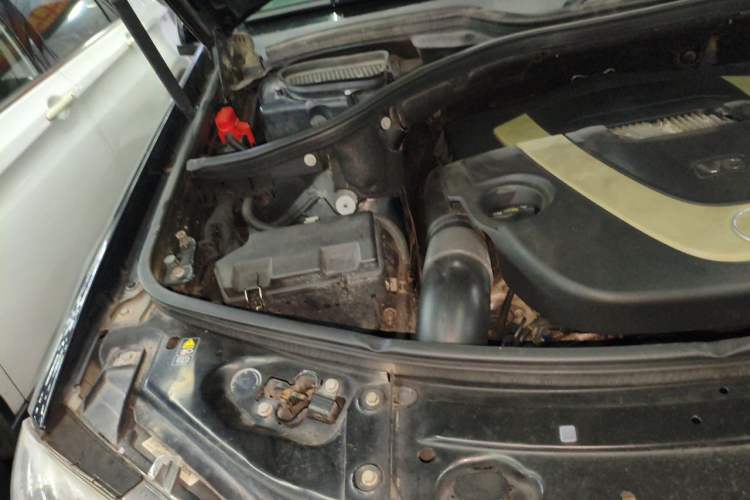 Used Mercedes-Benz M-Class 2010 ML 300 4MATIC Engine Bay Right
