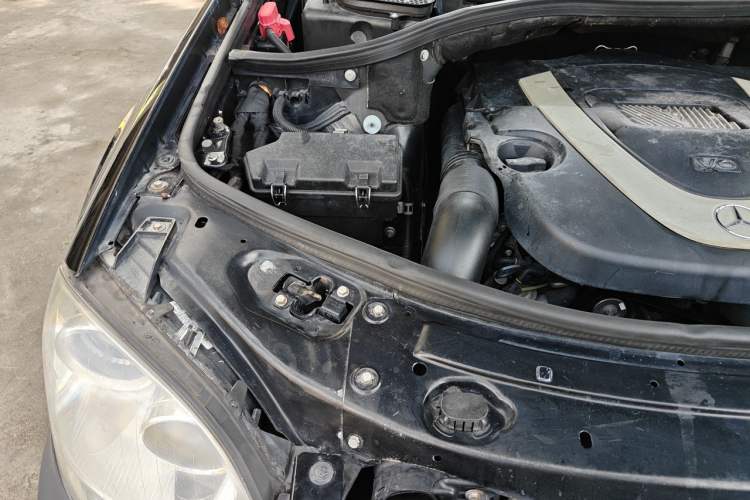 Used Mercedes-Benz M-Class 2010 ML 300 4MATIC Engine Bay Right