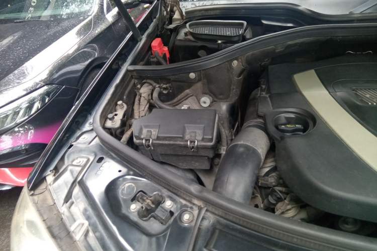 Used Mercedes-Benz M-Class 2010 ML 300 4MATIC Engine Bay Right