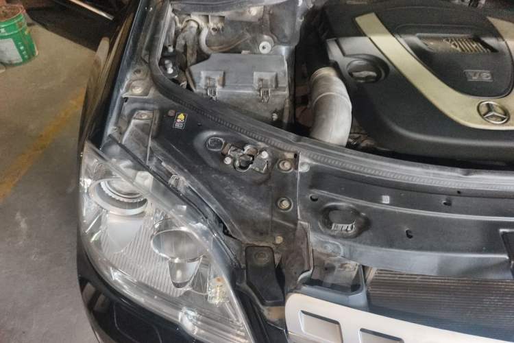 Used Mercedes-Benz M-Class 2010 ML 300 4MATIC Engine Bay Right
