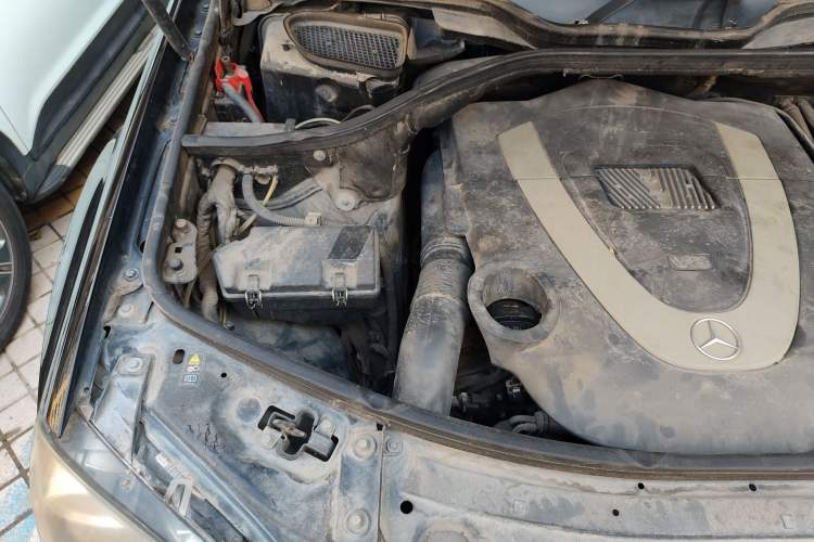 Used Mercedes-Benz M-Class 2010 ML 500 4MATIC Special Edition Engine Bay Right