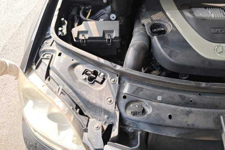 Used Mercedes-Benz M-Class 2010 ML 350 4MATIC Luxury Model Engine Bay Right