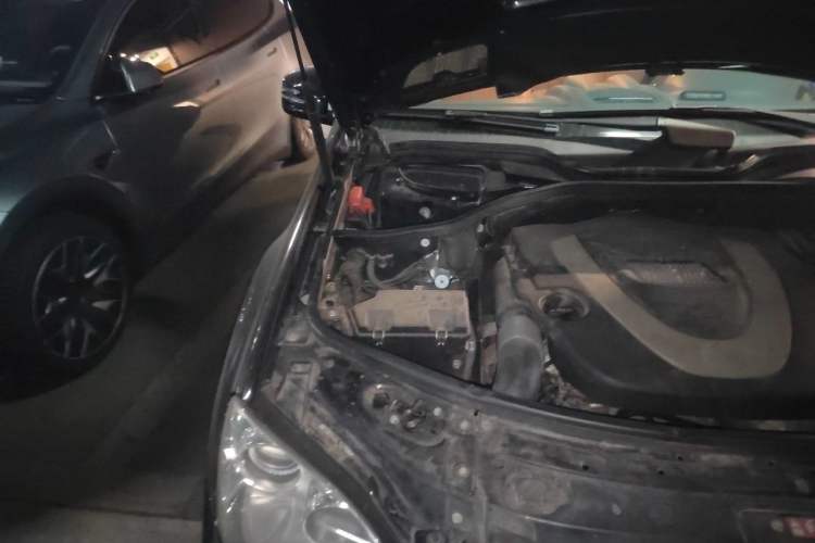 Used Mercedes-Benz M-Class 2010 ML 300 4MATIC Engine Bay Right