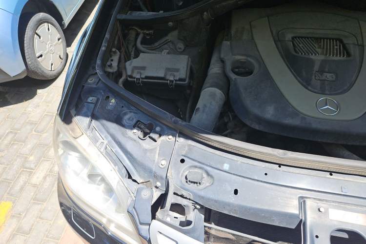 Used Mercedes-Benz M-Class 2010 ML 300 4MATIC Engine Bay Right