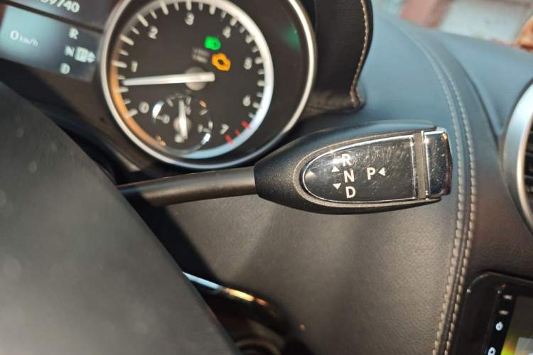 Used Mercedes-Benz M-Class 2010 ML 350 4MATIC Luxury Special Edition Gear Lever
