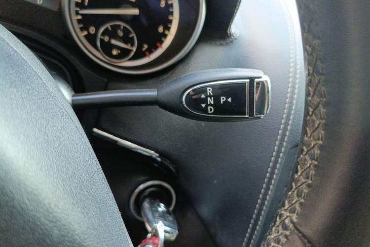 Used Mercedes-Benz M-Class 2010 ML 350 4MATIC Luxury Special Edition Gear Lever