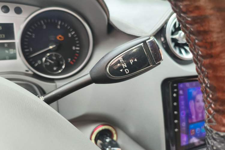 Used Mercedes-Benz M-Class 2010 ML 300 4MATIC Gear Lever