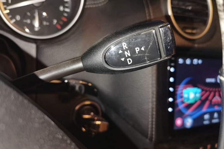 Used Mercedes-Benz M-Class 2010 ML 350 4MATIC Luxury Special Edition Gear Lever
