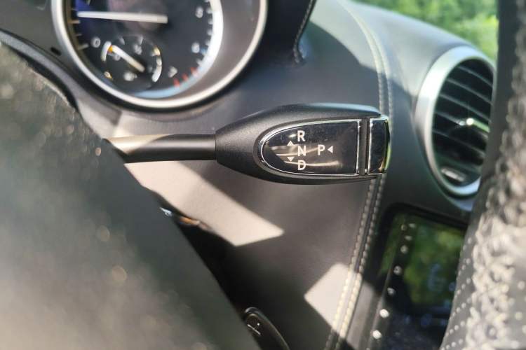 Used Mercedes-Benz M-Class 2010 ML 350 4MATIC Luxury Special Edition Gear Lever