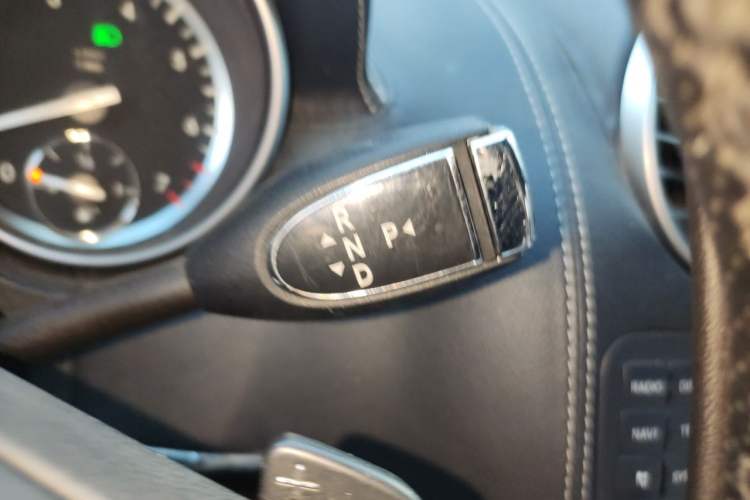 Used Mercedes-Benz M-Class 2010 ML 350 4MATIC Luxury Special Edition Gear Lever