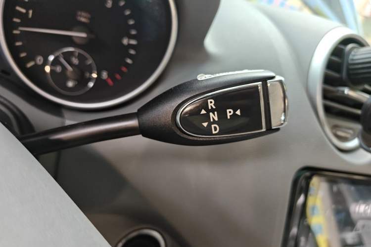 Used Mercedes-Benz M-Class 2010 ML 300 4MATIC Gear Lever