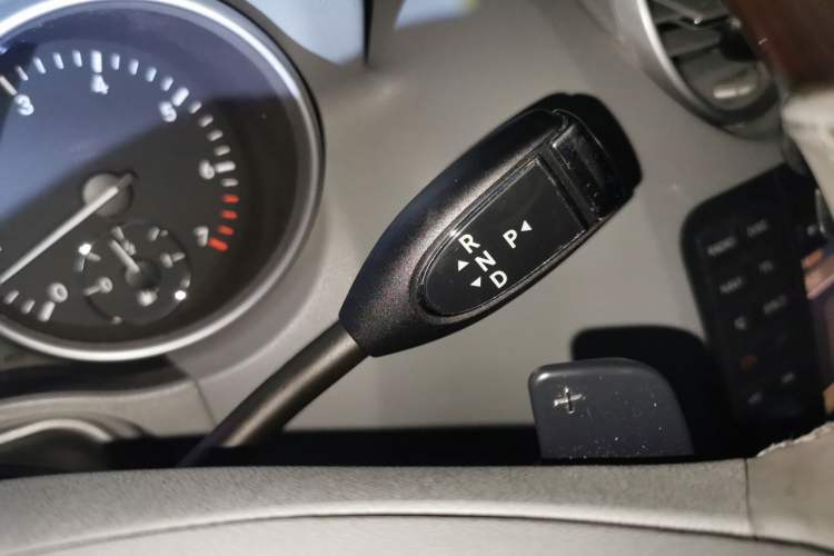 Used Mercedes-Benz M-Class 2010 ML 350 4MATIC Luxury Model Gear Lever