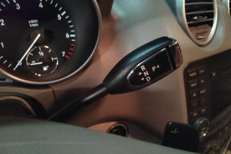 Used Mercedes-Benz M-Class 2010 ML 300 4MATIC Gear Lever