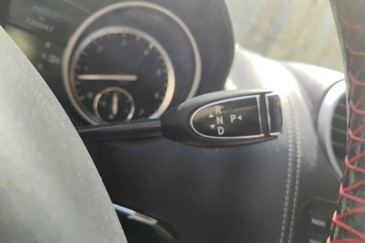 Used Mercedes-Benz M-Class 2010 ML 350 4MATIC Luxury Special Edition Gear Lever